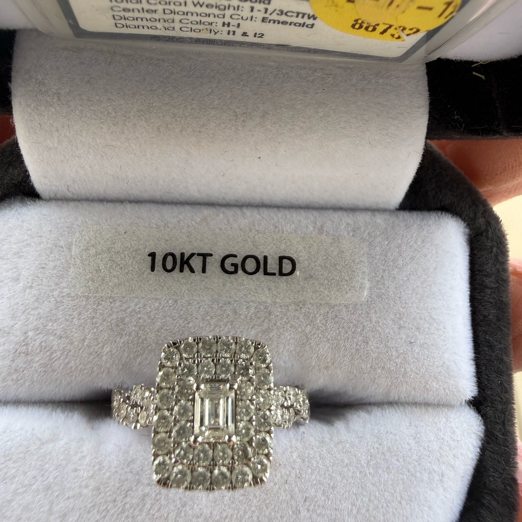 Elegant 10kt Gold Diamond Ring